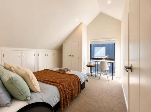 Cozy Top-Floor Stay with Private Bathrooms & Free Parking in Auckland