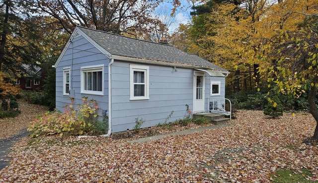CUTE and COZY COTTAGE I in Fairview