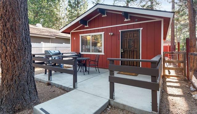Cute Cozy Cabin - Nestled in the quiet neighborhood of Sugarloaf. Smart TV, Fireplace, BBQ in Sugarloaf