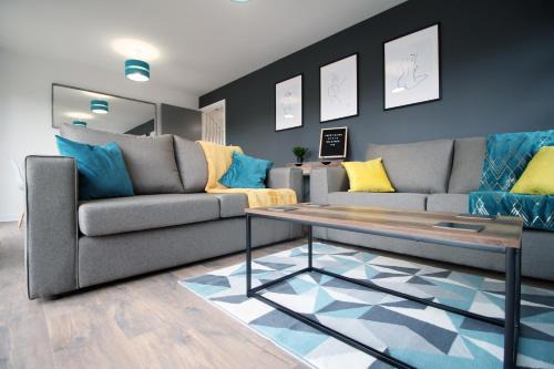 DELFT - Spacious Home, High Speed Wi-Fi, Free Parking, Terrace in Swindon