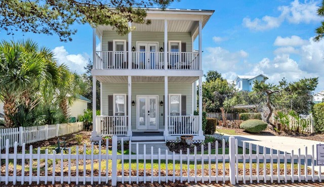 Destin Crystal Beach House~Steps to Beach & Pool~Prime Location in Destin