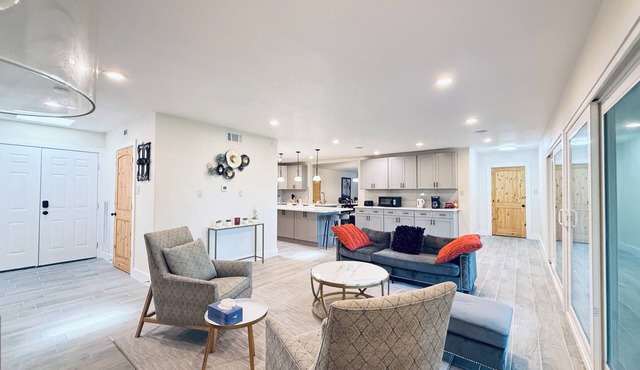 Dickinson Bayou Front Retreat Gateway Spacious 5-bedroom with Water view fishing in Dickinson