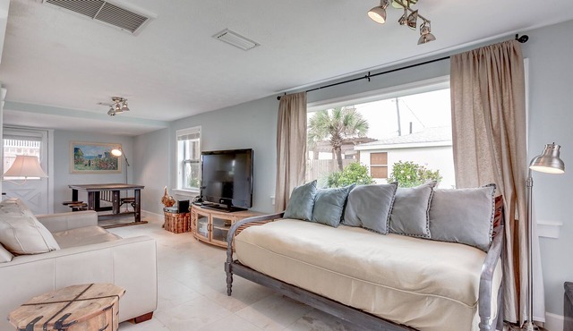 💲DIRECT OCEANFRONT Romantic Cottage💲 Best Beach - Walk to Restaurants - Downtown only 5 Miles in St. Augustine