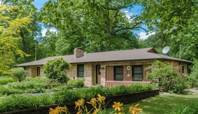Dog-Friendly Nature Escape with Hot Tub & Fire Pit in Pullman