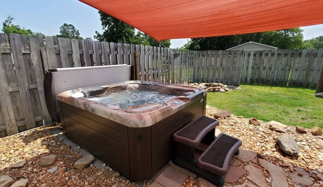 Doodlebug Cottage ~ Pool + Hot Tub Oasis + Close to I-95 in Cumberland County