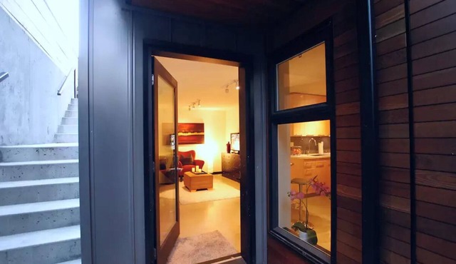 Dream Suite in Central Lonsdale - spacious basement suite sleeps 6! in North Vancouver