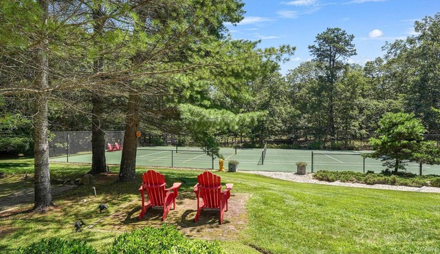 East Hampton Perfection with Tennis, Pickleball, Basketball, Pool, & Hot tub in East Hampton