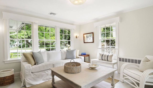 East Hampton Village: Beautifully Renovated 3 Br 2 Bath Cottage Walk To All in East Hampton