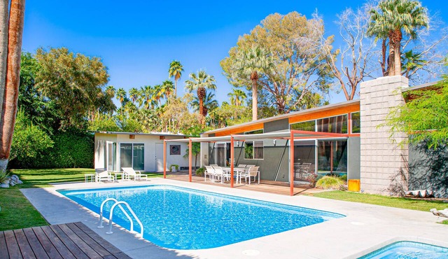 Elegant, mid-century Alexander butterfly home w/pool & gas grill in Palm Springs