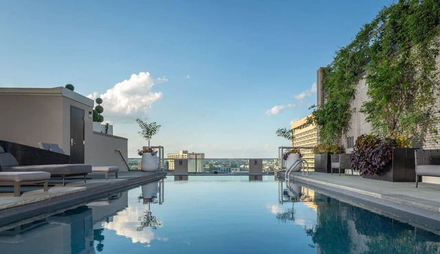 Experience Philly Culture at this Trendy Suite | City Views | Rooftop Pool in Philadelphia