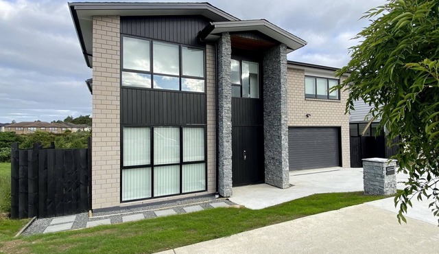 Extra-Large Brand-New House 9 Bedrooms 6 Bathrooms in Auckland