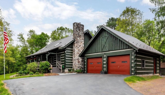 Fabulous 4-bed/bath log home w/HVAC private walking trail& Theater in Lewisburg in Lewisburg