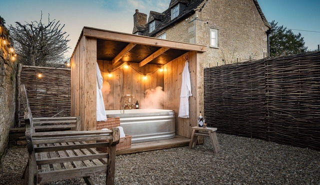 Fabulously presented dog friendly holiday cottage with outside tub - The Coach House, South Cerney in South Cerney