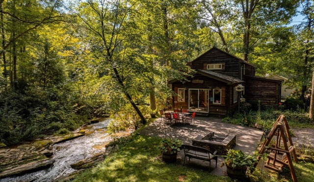 Fall Getaway Creek Haven: Sleeps 6 · 3BR 1BA · Hot Tub Fire Pit Grill Fireplace in Confluence