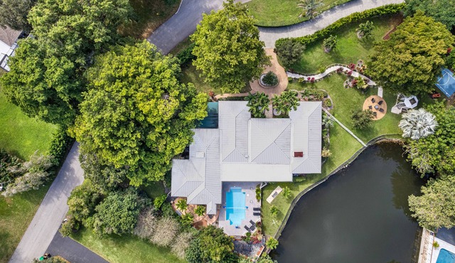 Family villa w/heated pool, gameroom & fire pit in Davie