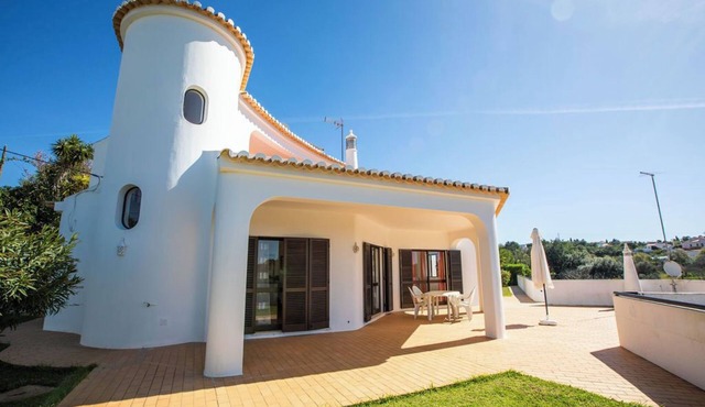 Fantastic breaks in the charming Villa Martinho in Carvoeiro Beach in Lagoa