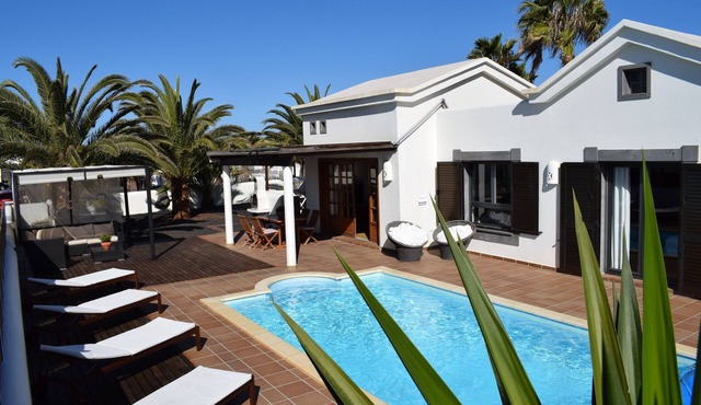 Fantastic villa with completely private pool, with high wall. Free wifi in Playa blanca
