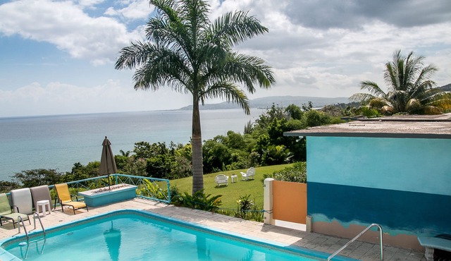 Free Transportation. Private Villa. Amazing Ocean View, Pool, And housekeeper. in roundhill