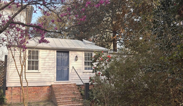 Fully furnished, 1-bedroom cottage in heart of Summerville. off street parking. in Summerville