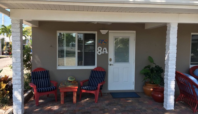 Fully furnished studio, 50 yards from ocean, shared pool, fishing-jetty in Marathon
