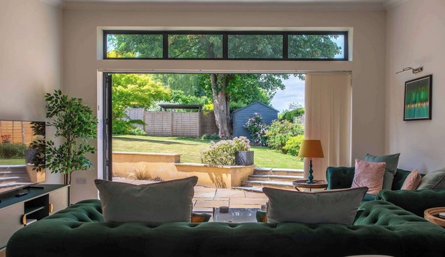 Bright Lofty House with Parking and Hot Tub in Bath and North East Somerset