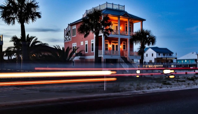 Golf cart, roof deck, elevator, spa, chef kitchen. 600' from beach. 5 🌟 rating! in Navarre