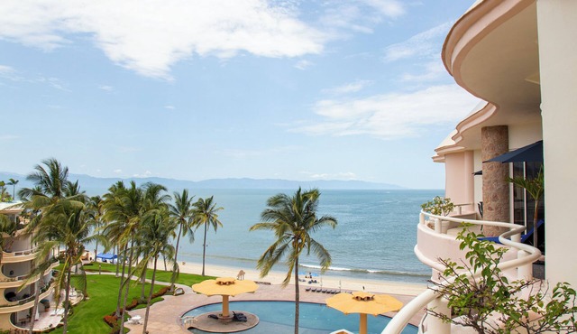 Gorgeous Two-Story Penthouse Private Community on the Beach! in Flamingos