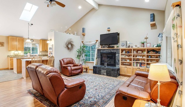 Great home with Ping-Pong table - walk to the beach & Sunset Lake in Warrenton