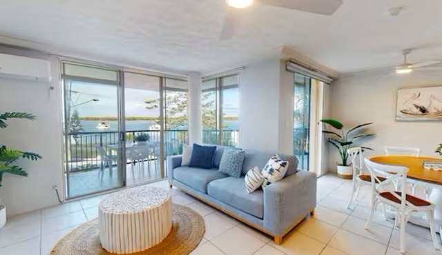 Hampton Beachside Apartment in Biggera Waters
