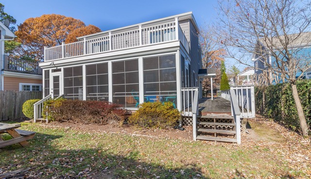 Handicap Accessible! Downtown Rehoboth Beach Sleeps 8 w/Parking Porch in Rehoboth Beach