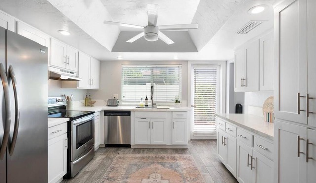 Happy 3BR Abode: sun, pool & patio in Phoenix