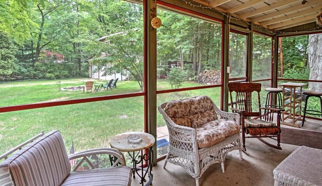 Harbert Cottage w/Fire Pit: Half Mile to Beach! in Harbert