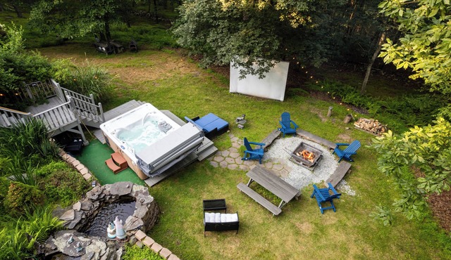 Hideaway/Hot Tub/Sunna/Lake/Kayaks/Pool/Game Room/Cold Plunge in Pocono Mountain Lake Estates