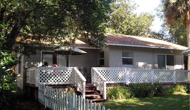 High Hedges Cottage - Close to downtown Mt Dora in quiet neighborhood in Mt Dora