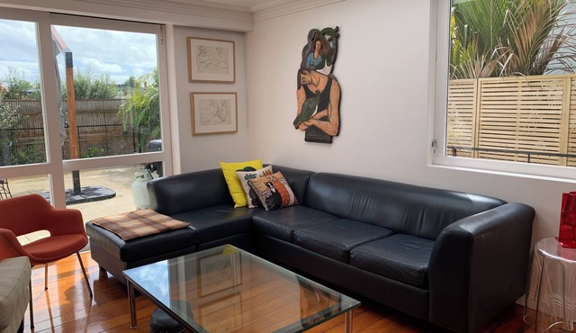 High spec villa in sought after heritage central suburb. Pet friendly in Auckland
