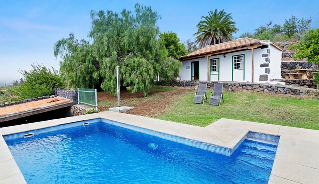 Holiday Home 'Casa Serradero' with Sea View, Private Pool and Wi-Fi in Tijarafe