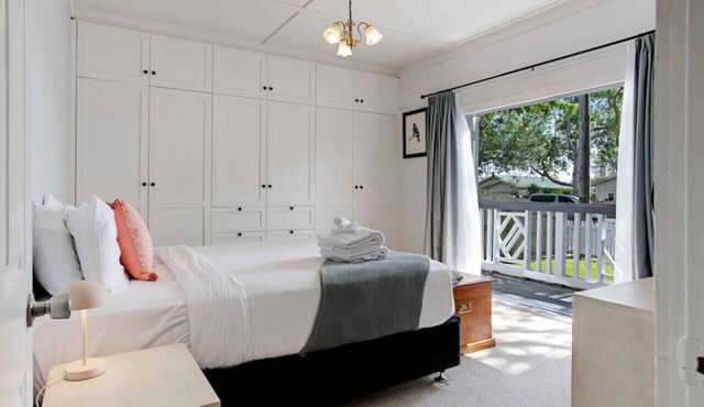 Homestead Haven Bungalow with Pool and Air-Con in Auckland South