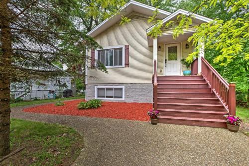 Hot Tub, Deck & Backyard: Cozy Union Pier House! in Union Pier