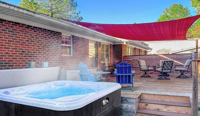 Hot tub, Firepit, BBQ, Full kitchen, SmartTV, King,Pet in Vass