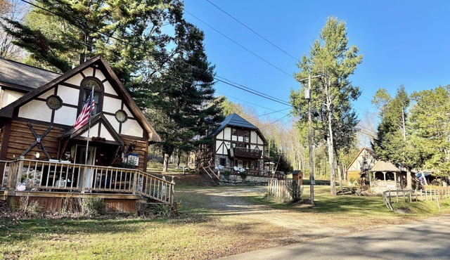 HUGE 3 Home Lodge For Large Groups, Lots of Space For Entertaining & Privacy! in Great Valley