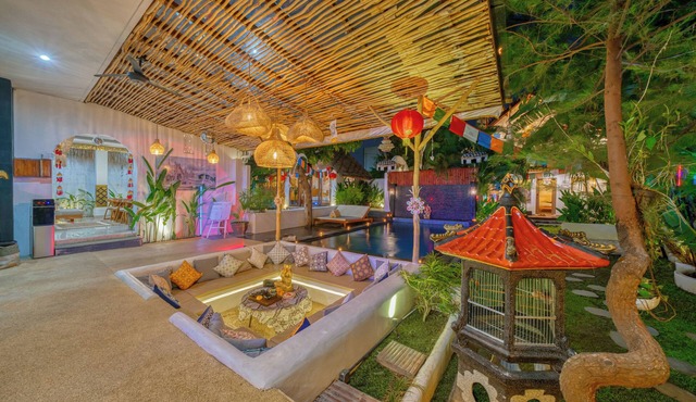 Huge Villa with 2 Pools, 3 Minute Ride Beach in Badung