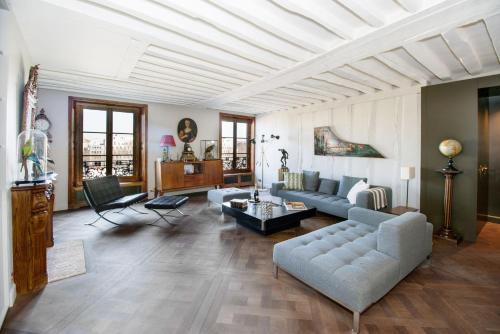 Ile Saint Louis & Direct River Views - 2BR - CityApartmentStay in Paris