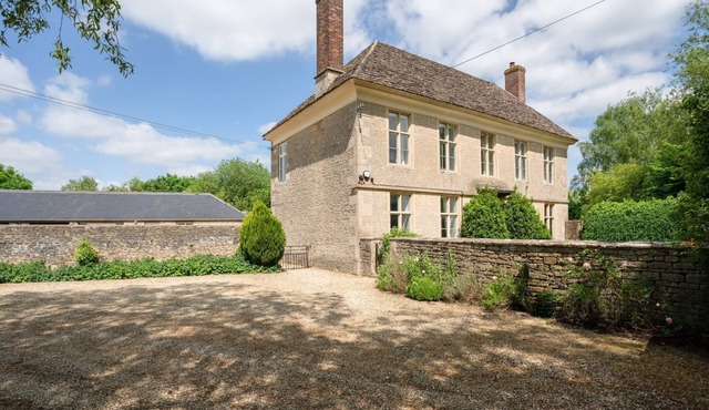 Impressive Georgian Farmhouse with hot tub and games room - Yew Tree Farmhouse in Hannington Wick