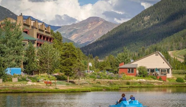 In Keystone! On Lake! Hot Tub and Pool! Wood Fireplace! Views! Walk 2 Food! Big Unit in Keystone