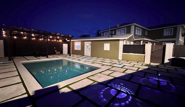 Island Haven Hideaway 5BR Home & Pool. 3 minute walk to beach, Very Quiet in Nassau