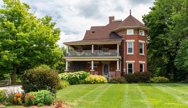 Jasper Stuart is Elegance found in the rustic beauty of Ontario's Beaver Valley in Kimberley