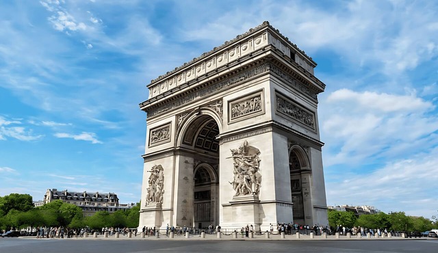 JUST STEPS FROM THE ICONIC CHAMPS-ÉLYSÉES - SLEEPS 12 - RUE LA BOÉTIE in Paris
