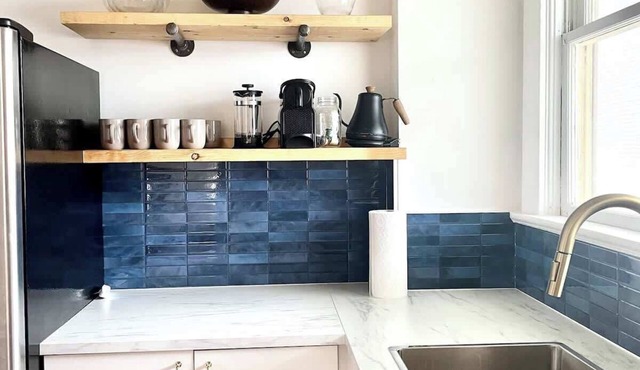 *KING BED* Charming 2 bdrm above Cafe! in Vancouver