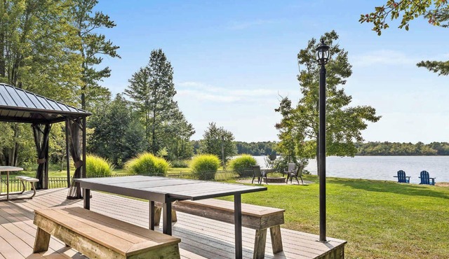 Lakefront Tranquility Spacious Retreat Sleeps 14 in Pullman
