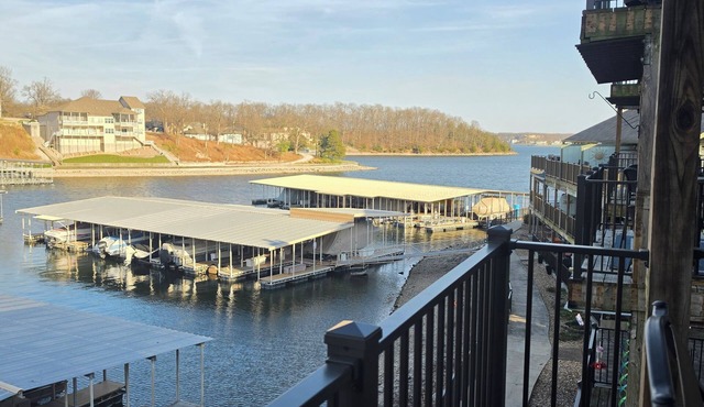 LakeSide Condo w/2 Pools/Hot Tub/Sleeps 6/Pet Friendly in Village of Four Seasons